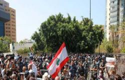 مواجهات بين الشرطة ومحتجين أمام منزل نجيب ميقاتي في بيروت .. بالفيديو