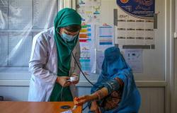 طالبان توجه رسالة للنساء العاملات في القطاع الطبي
