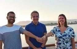 أعلنا زواجهما في الأقصر.. وزير السياحة يلتقي زوجين من إسبانيا ويمنحهما هدية (صور)