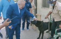 رئيس جامعة القاهرة يسلم على «كلب»: مد يديه فكيف أردها؟ (صور)