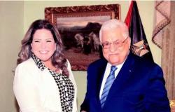 الرئيس محمود عباس يقلّد الفنانة المصرية صابرين أعلى وسام ثقافي في فلسطين