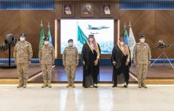 نائب وزير الدفاع يتفقد القوات الجوية السعودية
