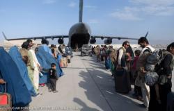 بطائرة مستأجرة.. وعد من "طالبان" برحيل 200 أمريكي من أفغانستان!