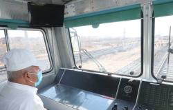 وزير النقل يستقل جرار اختبار السكة للقطار الكهربائي (فيديو)