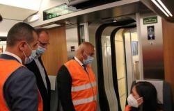 وزير النقل يتفقد عربات قطار تالجو في اسبانيا (صور)