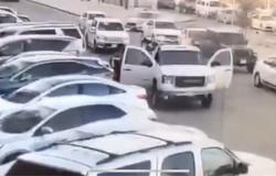 شاهد.. شجاعة مواطن تنقذ موقف سيارات من كارثة حريق في الرياض