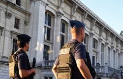 الشرطة الفرنسية تعتقل طالبا خطط لارتكاب جريمة قتل جماعي في مسجد ومدرسة ثانوية