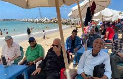 يوم ترفيهي للمسنين على شواطئ الإسكندرية احتفالا باليوم العالمي لكبار السن (صور)