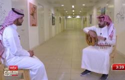 بالفيديو .. ‏"محمد الحربي" يمارس هوايته في عزف العود خلف أسوار السجن