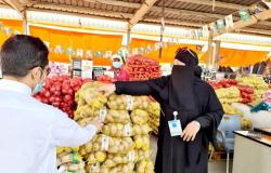 "دلّالة في الحلقة".. أول سعودية تقتحم سوق الخضار بجدة "تروي وتنصح وتحلم"