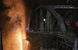 حريق يدمر جسرا تاريخيا في روما