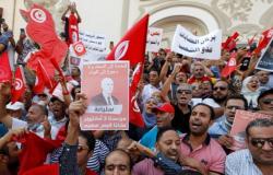 الآلاف من التونسيين يتجمعون لدعم قرارات الرئيس