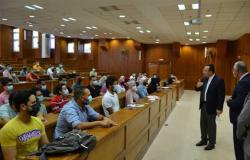 رئيس جامعة الإسكندرية يتفقد سير الدراسة في أول يوم ويجري حوار مفتوح مع الطلاب (صور)