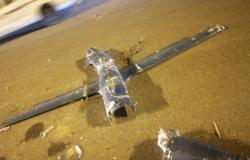 التحالف يعرض بقايا حطام المفخخة الثانية التي أفشل محاولة استهدافها مطار الملك عبدالله