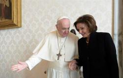 البابا فرنسيس يلتقي بيلوسي وسط جدل أمريكي واسع بعد دعمها لـ«حق الإجهاض»
