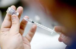 رئيس لجنة كورونا: اللقاح لا يمنع الإصابة بالفيروس