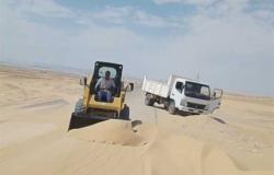 بعد إزالة الرمال والأتربة.. فتح طريق «الحسنة - القصيمة» في وسط سيناء