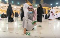 السعودية.. إزالة ملصقات التباعد والحواجز من الحرم بعد إلغاء الإجراءت الاحترازية