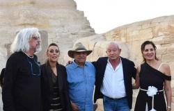 زاهي حواس يلتقي نجوم الفن العالميين أمام أبو الهول