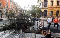 إيطاليا تغلق المدارس والمتنزهات ومراكز التطعيم بسبب سوء الأحوال الجوية