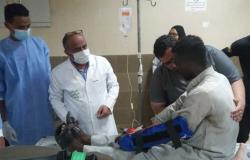 مدير المستشفى الجامعي بأسوان يطمئن على مصابي حادث أبو سمبل
