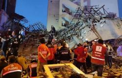 بالفيديو.. مصابون ومفقودون تحت الأنقاض في انهيار مبنى بتركيا