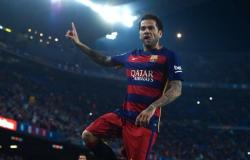 برشلونة يعلن رسميًّا عودة داني ألفيس إلى صفوفه
