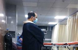 متنكرا في جلباب وعباءة.. مدير منظومة التأمين الصحي يفاجئ مستشفيات في بورسعيد
