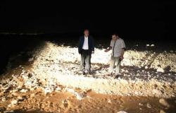محافظ قنا ومدير الأمن يتابعان أعمال شفط وتصريف مياه السيول بطريق قنا - الأقصر الصحراوى الشرقي