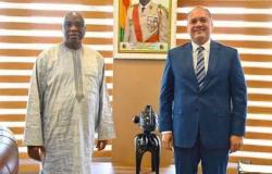 سفير مصر في كوناكري يلتقي بعدد من كبار المسؤولين بالحكومة الانتقالية في غينيا