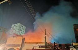 إخماد حريق ضخم بمعرض تجاري بطهطا دون وقوع إصابات (صور)