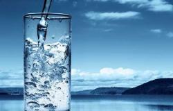 خبيرة تغذية تحذر من تناول المياه بكثرة: قد تصاب بالتسمم