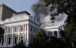 اشتعال النار في مقر برلمان جنوب أفريقيا بـ«كيب تاون»