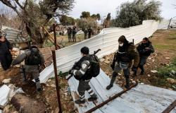 شرطة الاحتلال تطرد فلسطينيين من منازلهم وتهدمها