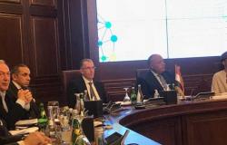 وزير الخارجية يدعو رجال الأعمال العمانيين إلى تعزيز وجودهم في السوق المصري