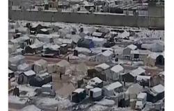 عاصفة ثلجية تهدم خيام النازحين في سوريا (شاهد)