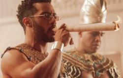 بـ«زي فرعوني وسيجارة محشية».. محمد رمضان يروج لأغنيته الجديدة «باي باي ثانوية»