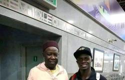 حقيقة صورة ساديو ماني مع والده الذي يعمل مؤذناً في السنغال