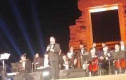 ياسر سليمان يبدع في غناءه لرشدي والعزبي في ثاني ليالي مهرجان «دندرة» بقنا