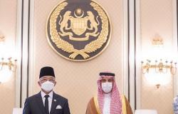 ملك ماليزيا يستقبل وزير الخارجية