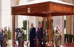 الملك يستقبل الرئيس الفلسطيني لدى وصوله إلى قصر الحسينية
