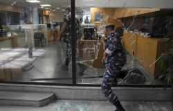 امرأة تحاصر بنك بيروت بمسدس لعبة
