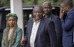 برلمان جنوب إفريقيا يصوت على عزل رامافوزا