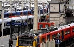 بريطانيا: تعطل حركة القطارات بين المدن بسبب إضراب عمال السكك الحديد