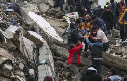 1498 قتيلا حصيلة ضحايا زلزال تركيا حتى الآن