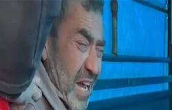 فقد كل عائلته في الزلزال.. سوري يبكي بحرقة: يا الله انكسر ظهري (فيديو)