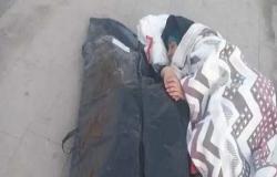 نامت إلى جانب جثة ابنها.. مشهد صاعق لأم سورية مكلومة
