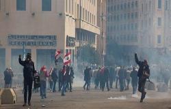 متظاهرون لبنانيون يحاولون اقتحام السراي الحكومي
