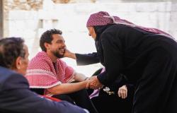 حاجة اردنية تهدي ولي العهد “شماغ مهدب” خلال زيارته منزلها