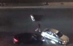 بالصور : سحل وضرب .. اعتداء وحشي على شاب في عمان